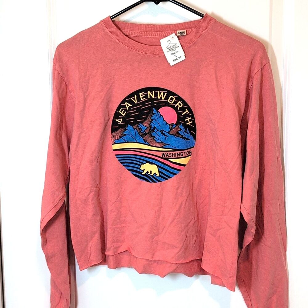 Black Swan Women's Bear Graphic Cropped Coral Cotton T-Shirt Leavenworth S